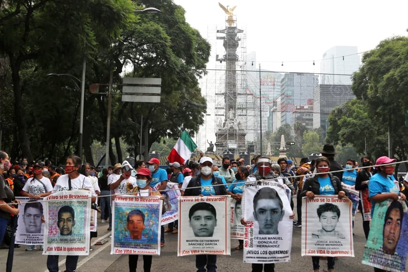 Realizan marcha en la CDMX para exigir justicia a 6 años del caso Ayotzinapa