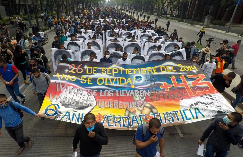 Realizan marcha en la CDMX para exigir justicia a 6 años del caso Ayotzinapa