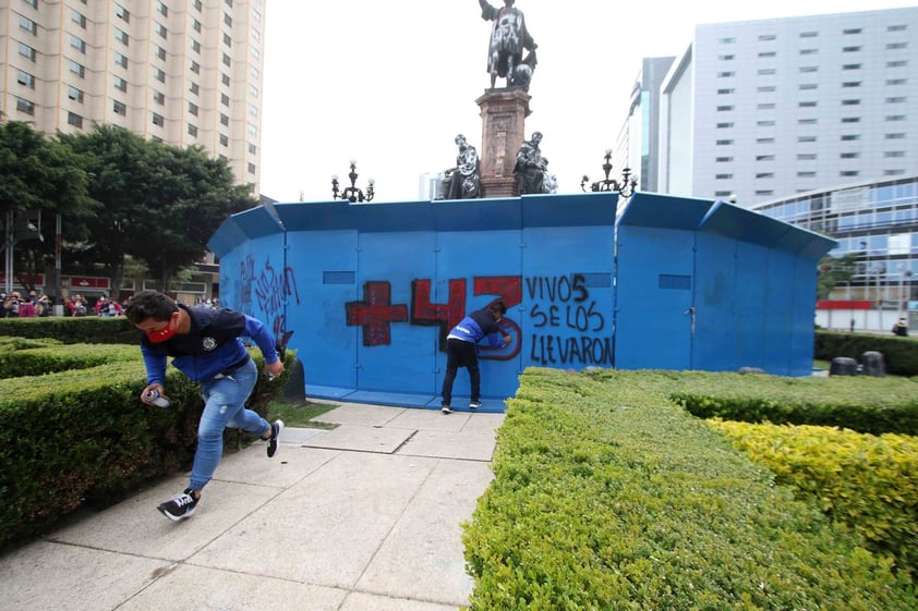 Realizan marcha en la CDMX para exigir justicia a 6 años del caso Ayotzinapa