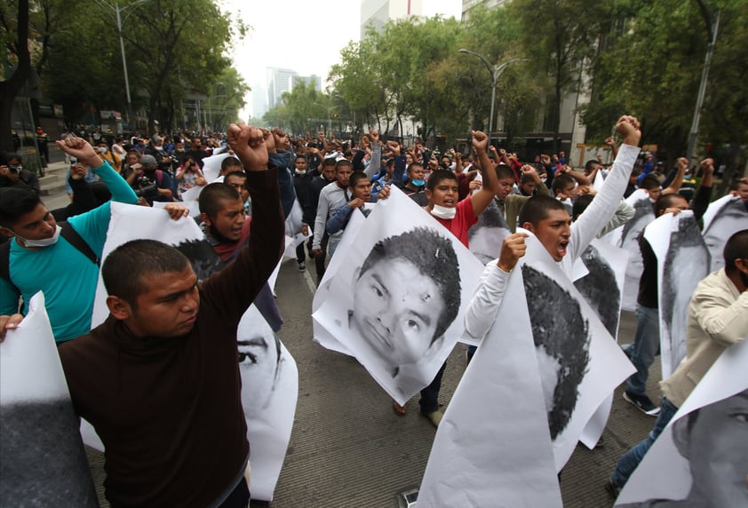 Realizan marcha en la CDMX para exigir justicia a 6 años del caso Ayotzinapa