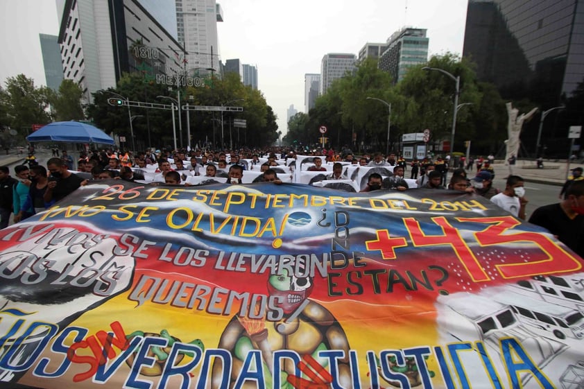 Realizan marcha en la CDMX para exigir justicia a 6 años del caso Ayotzinapa