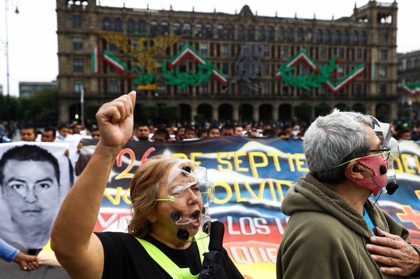 Realizan marcha en la CDMX para exigir justicia a 6 años del caso Ayotzinapa