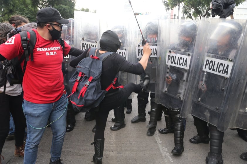 Realizan marcha en la CDMX para exigir justicia a 6 años del caso Ayotzinapa