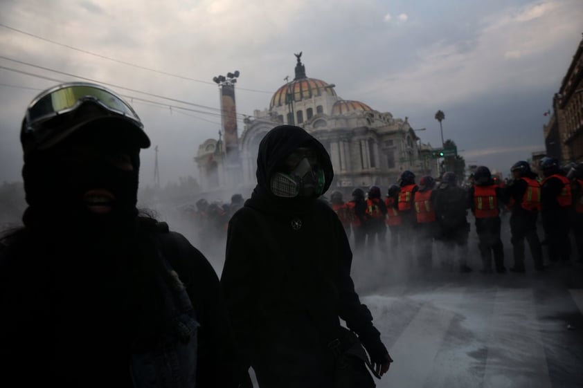 Realizan marcha en la CDMX para exigir justicia a 6 años del caso Ayotzinapa