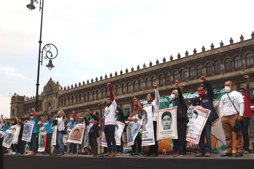 Realizan marcha en la CDMX para exigir justicia a 6 años del caso Ayotzinapa