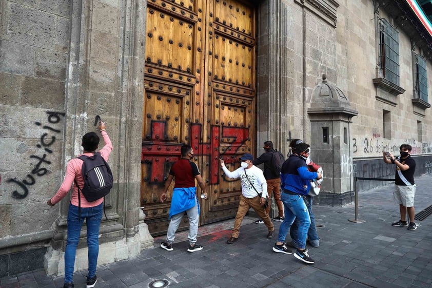 Realizan marcha en la CDMX para exigir justicia a 6 años del caso Ayotzinapa