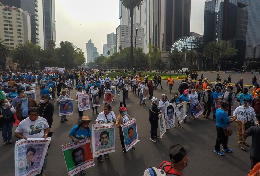 Realizan marcha en la CDMX para exigir justicia a 6 años del caso Ayotzinapa