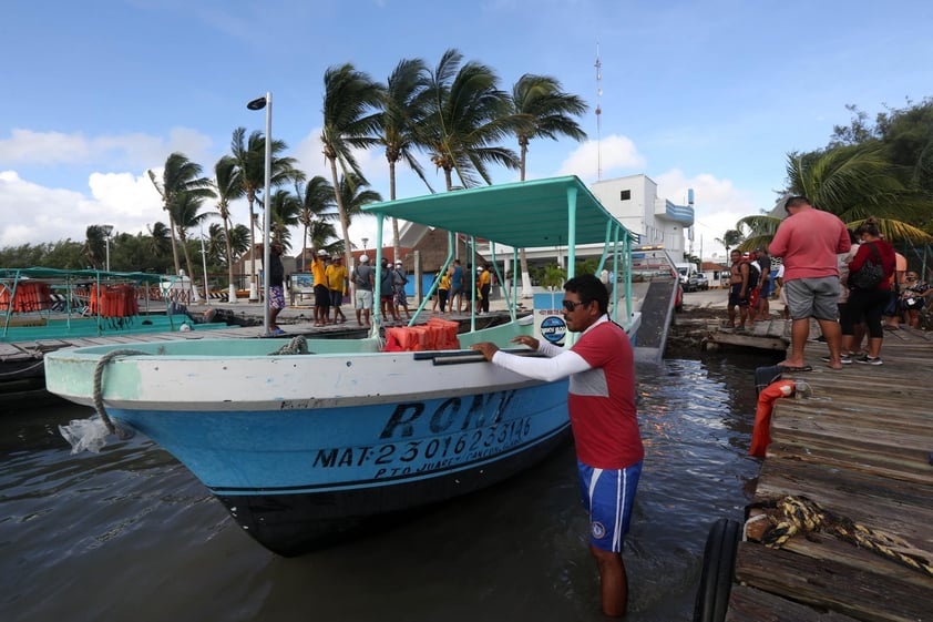 Entre evacuaciones, se alista Quintana Roo para impacto de 'Delta'