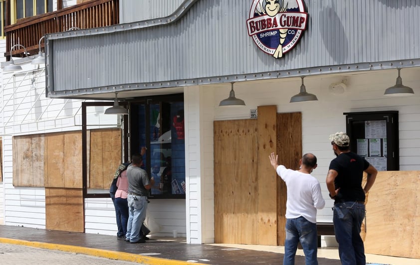 Entre evacuaciones, se alista Quintana Roo para impacto de 'Delta'