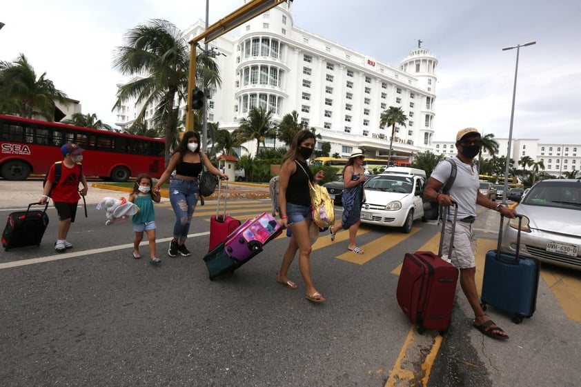 Entre evacuaciones, se alista Quintana Roo para impacto de 'Delta'