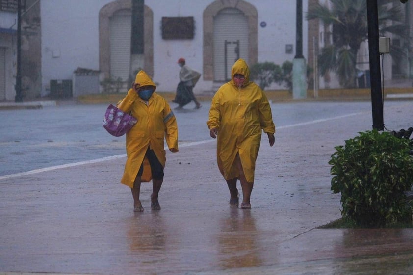 Luis Alberto Ortega Vázquez, director del Centro Nacional de Comunicación y Operación de Protección Civil (PC), informó que ante el paso del huracán 'Delta' se han evacuado 39 mil 290 personas de los estados de Quintana Roo y Yucatán.