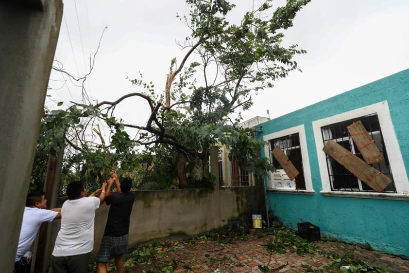 Desde antes de que el fenómeno natural entrara a Quintana Roo, la Comisión Nacional del Agua (Conagua) informó que su fuerza iba disminuyendo, sin embargo, eso no impidió que el viento tirara arboles, rejas y hasta destruyera vehículos.