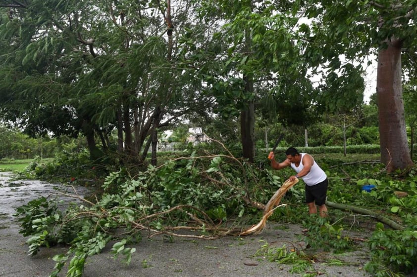 Diego Martínez es otro de los vecinos que salió temprano a ver las afectaciones de 'Delta' y, para su sorpresa, los vientos del huracán hicieron que un árbol cayera sobre su vehículo.