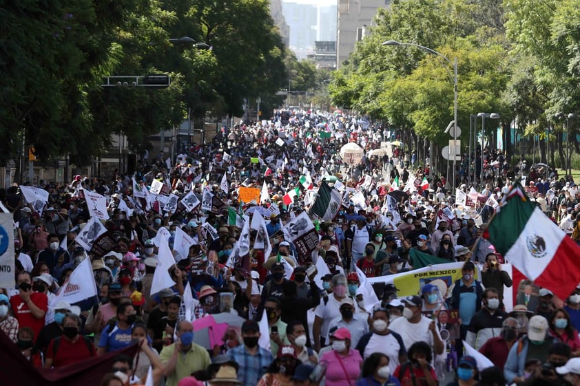 Simpatizantes de AMLO se manifiestan a su favor por las calles de la CDMX