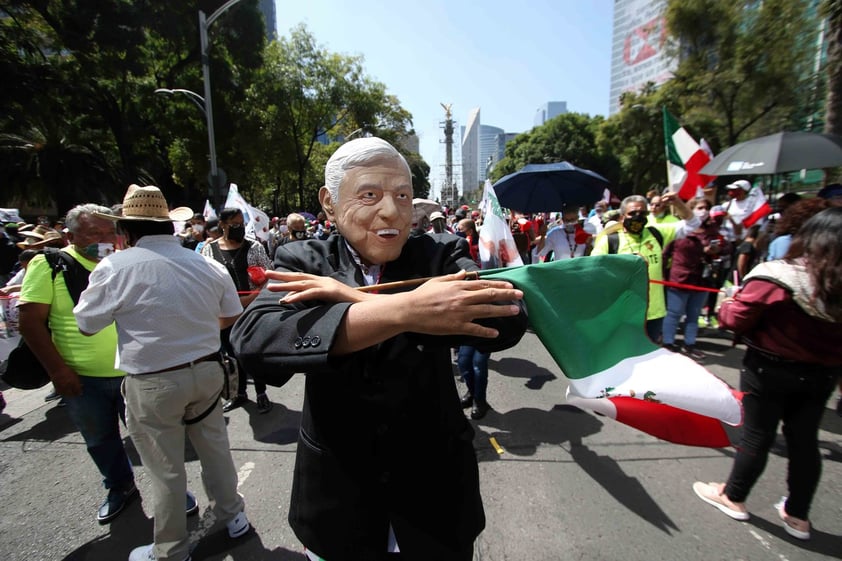 Simpatizantes de AMLO se manifiestan a su favor por las calles de la CDMX