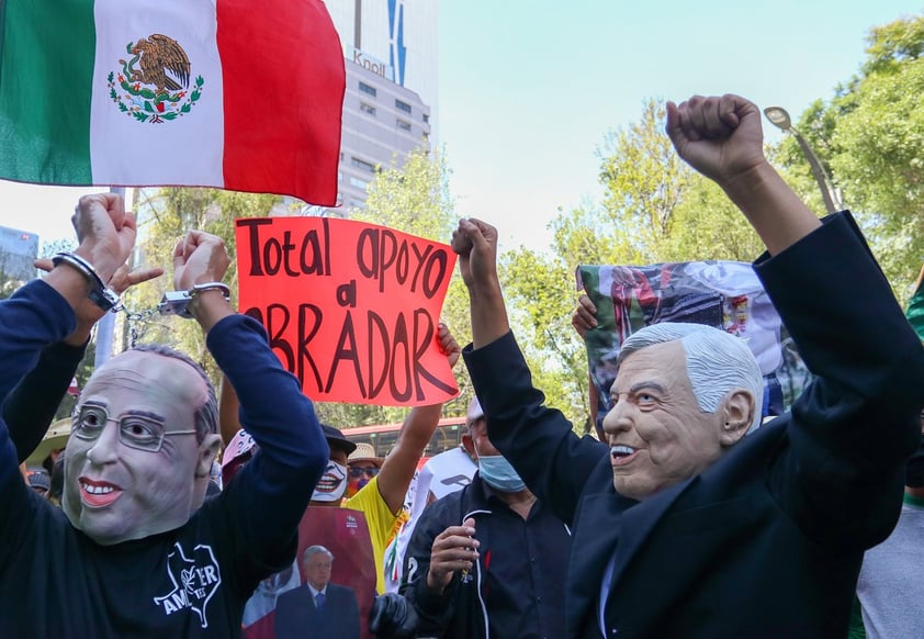 Simpatizantes de AMLO se manifiestan a su favor por las calles de la CDMX