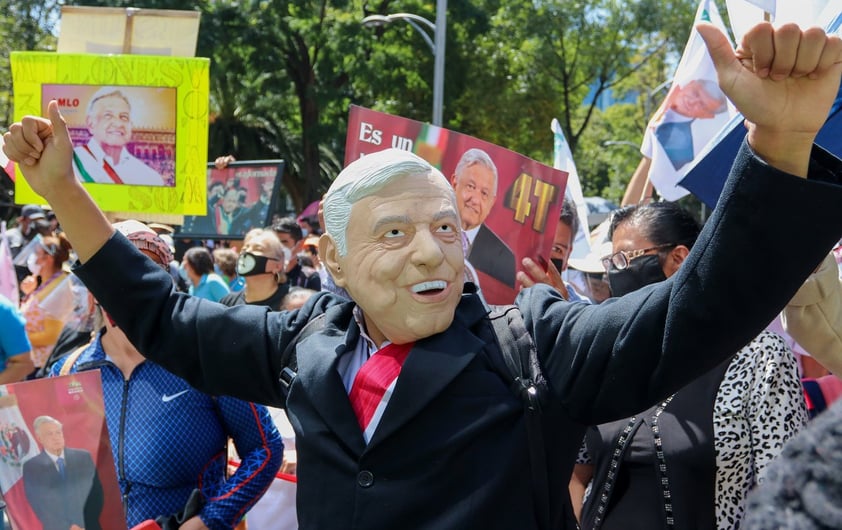 Simpatizantes de AMLO se manifiestan a su favor por las calles de la CDMX