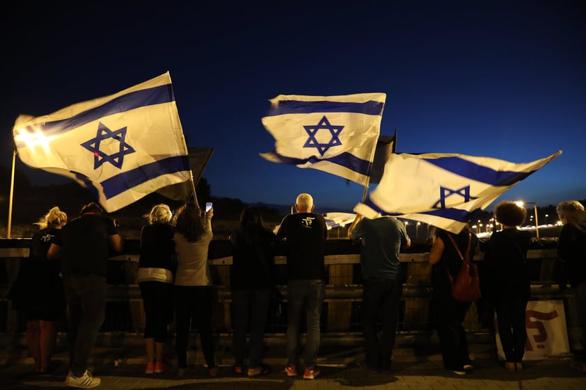 Miles de personas en Israel protestan exigiendo la dimisión de Netanyahu