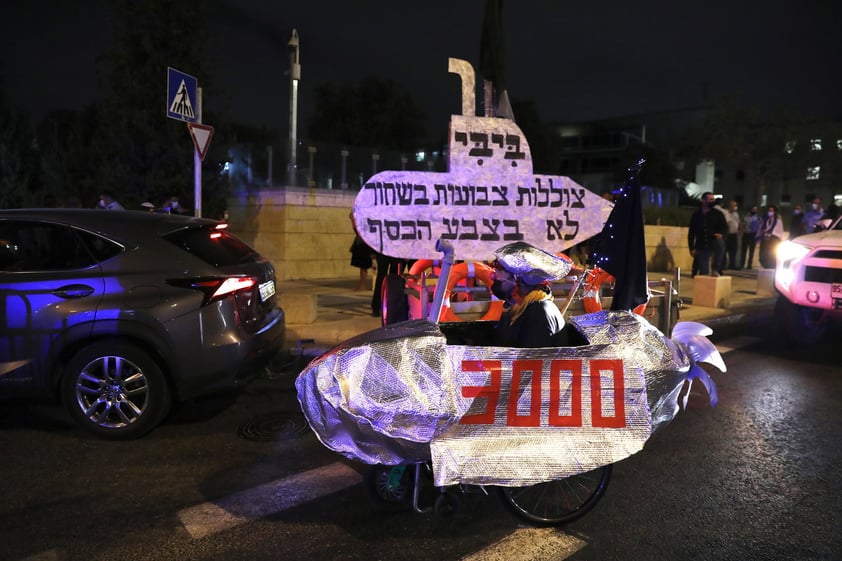 Miles de personas en Israel protestan exigiendo la dimisión de Netanyahu