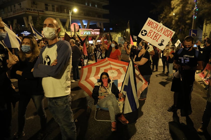 Miles de personas en Israel protestan exigiendo la dimisión de Netanyahu