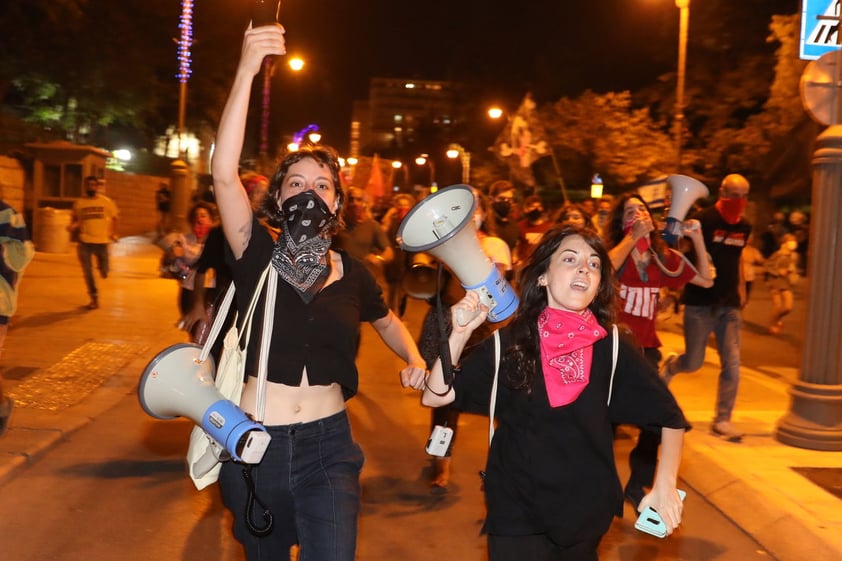 Miles de personas en Israel protestan exigiendo la dimisión de Netanyahu