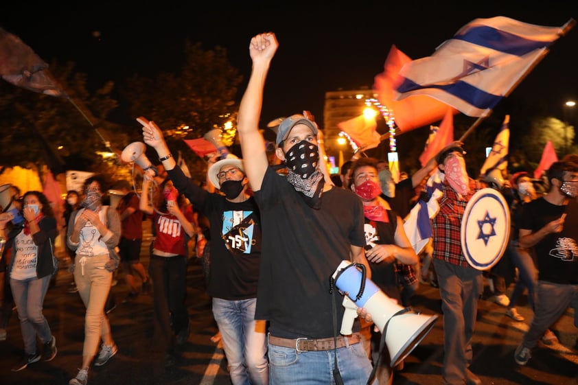 Miles de personas en Israel protestan exigiendo la dimisión de Netanyahu