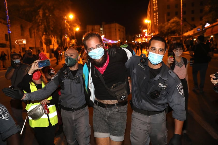 Miles de personas en Israel protestan exigiendo la dimisión de Netanyahu