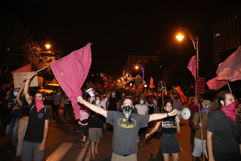 Miles de personas en Israel protestan exigiendo la dimisión de Netanyahu