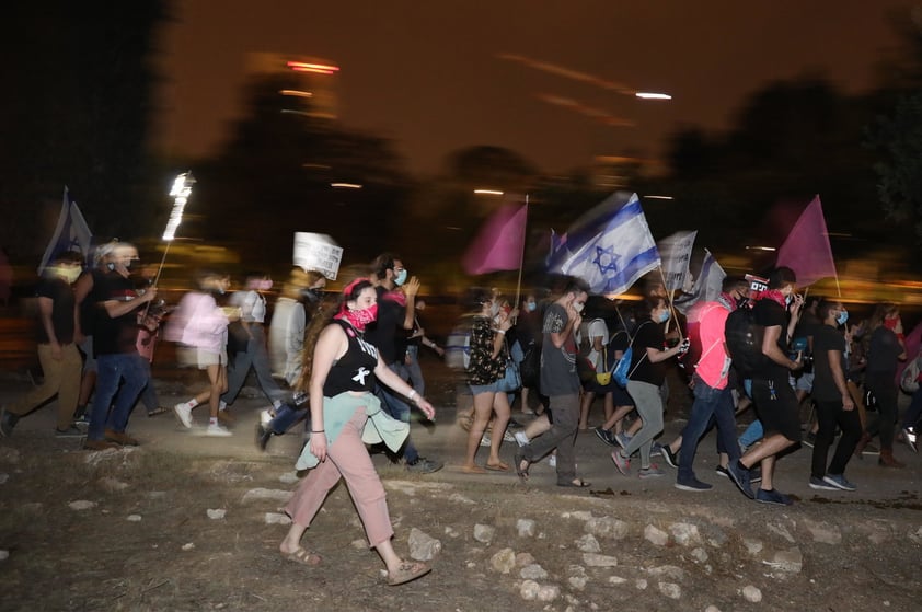 Miles de personas en Israel protestan exigiendo la dimisión de Netanyahu