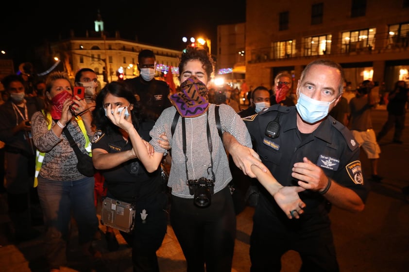 Miles de personas en Israel protestan exigiendo la dimisión de Netanyahu