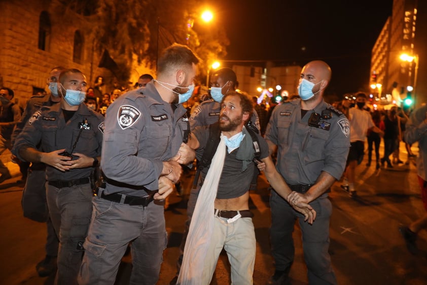 Miles de personas en Israel protestan exigiendo la dimisión de Netanyahu