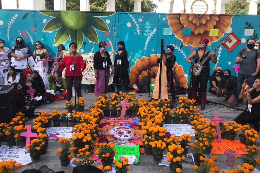 En el marco de Día de Muertos realizaron un concierto en el Hemiciclo a Juárez, desde donde partió el mitin de las catrinas rumbo a la Antimonumenta.