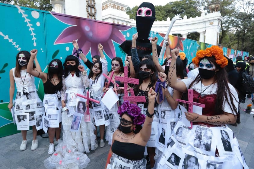 Allí, las mujeres se ayudaban unas a otras para vestirse, maquillarse, colocar fotos y carteles con los nombres e historias de las que han sido asesinadas en México.