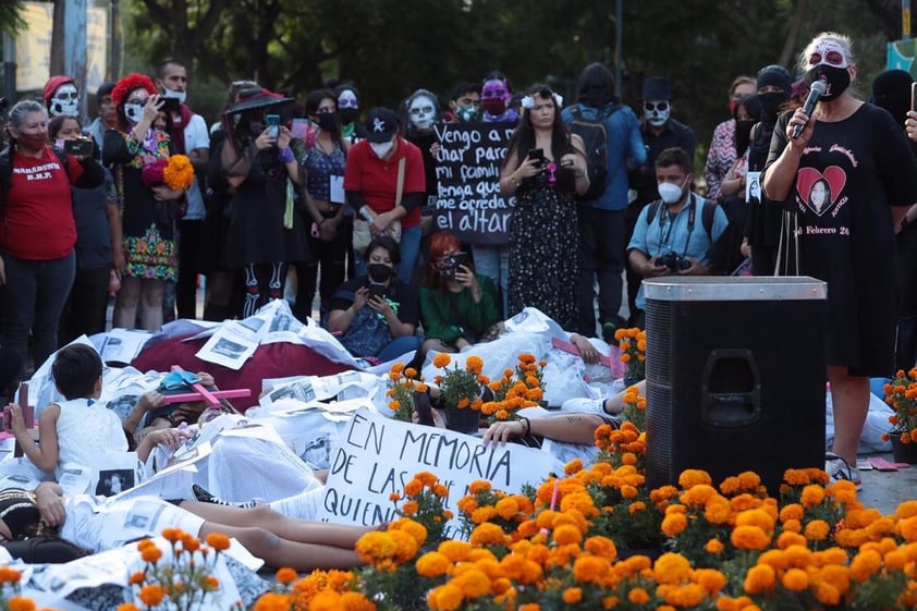 'Se han ensañado últimamente con el tema de la violencia, generalmente hacemos cosas muy rudas, pero realmente lo que queremos decirle a la sociedad es que nos voltee a ver y que entienda que no es natural [la agresión], que las mujeres y las niñas no somos cifras', dijo.