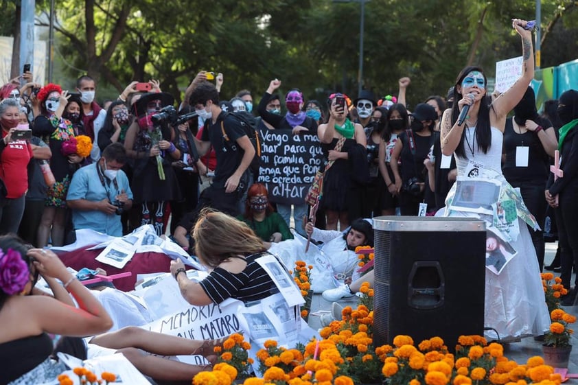 Colectivos feministas organizaron ofrendas, una protesta y hasta un concierto para visibilizar la violencia contra la mujer