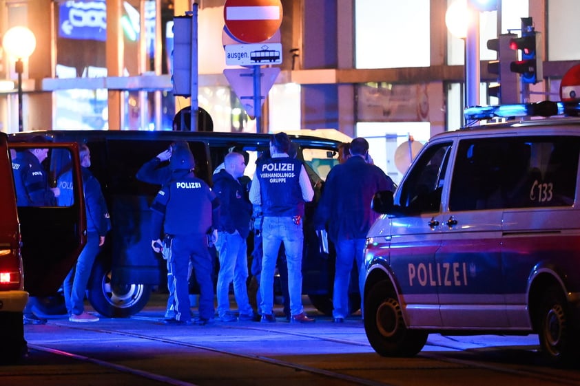 Confirma Policía 'varios muertos' tras atentados en Viena