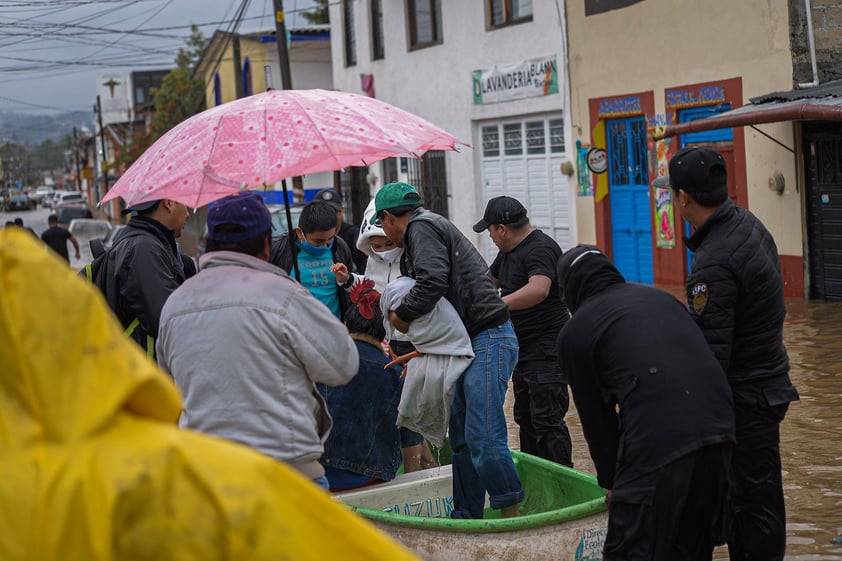 Lluvias dejan al menos 12 muertos en sureste de México