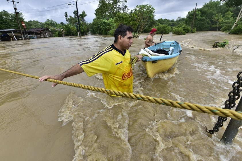 Lluvias dejan al menos 12 muertos en sureste de México