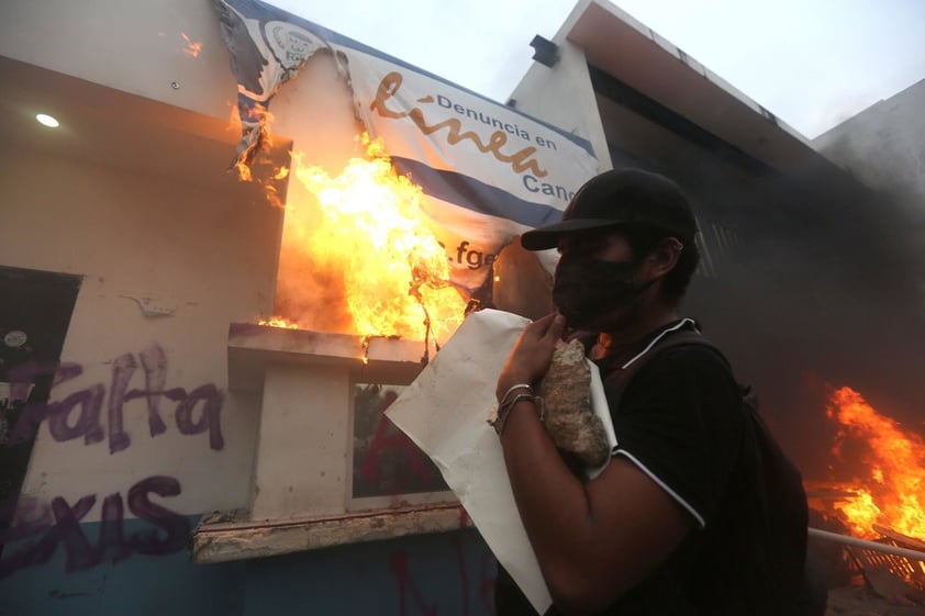 Grupos protestan por feminicidios en Cancún