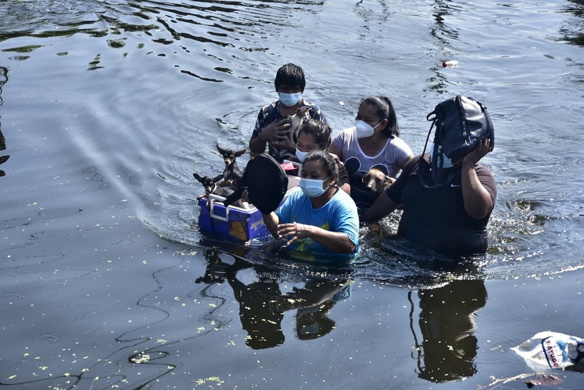 Damnificados forman filas de horas para recibir despensas en Tabasco