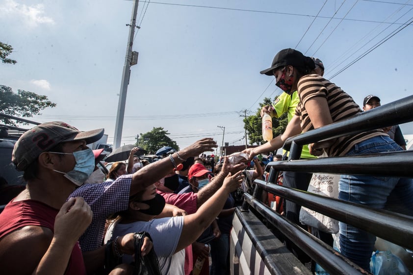 Damnificados forman filas de horas para recibir despensas en Tabasco