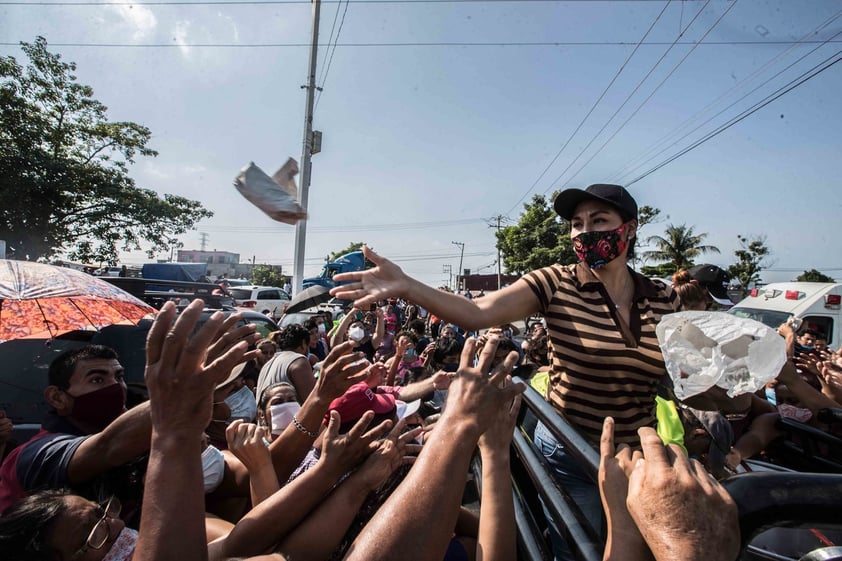 Damnificados forman filas de horas para recibir despensas en Tabasco