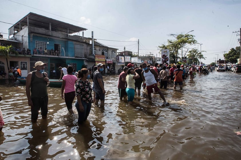 Damnificados forman filas de horas para recibir despensas en Tabasco