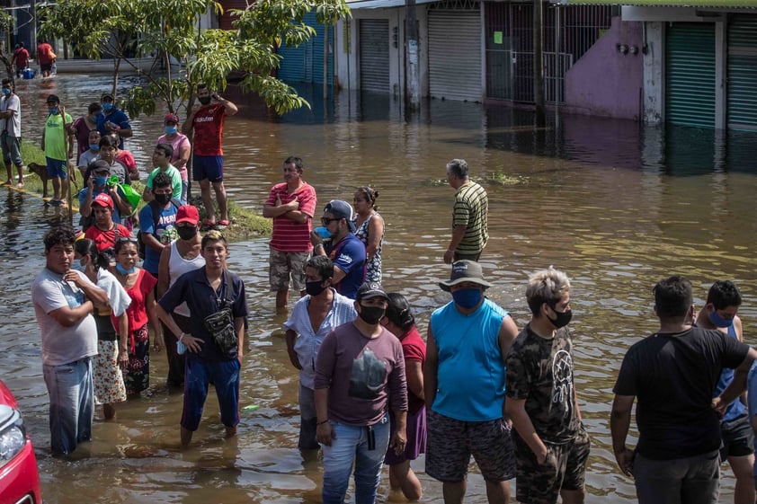 Damnificados forman filas de horas para recibir despensas en Tabasco