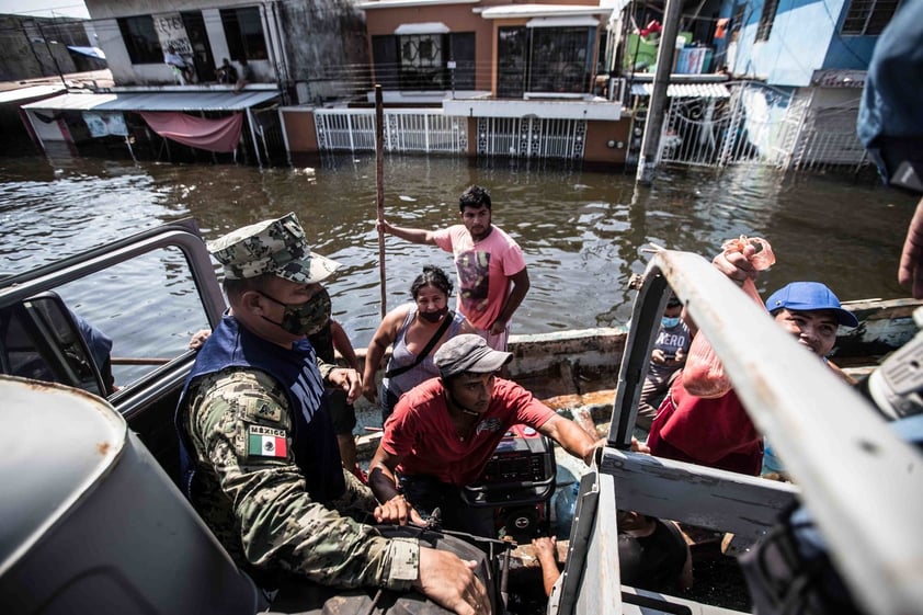 Damnificados forman filas de horas para recibir despensas en Tabasco