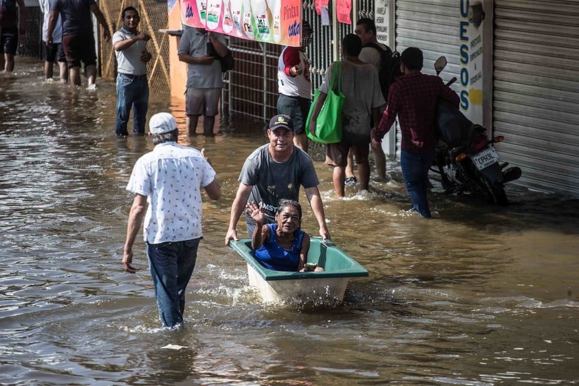 Damnificados forman filas de horas para recibir despensas en Tabasco