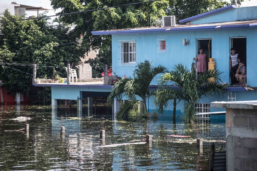 Damnificados forman filas de horas para recibir despensas en Tabasco