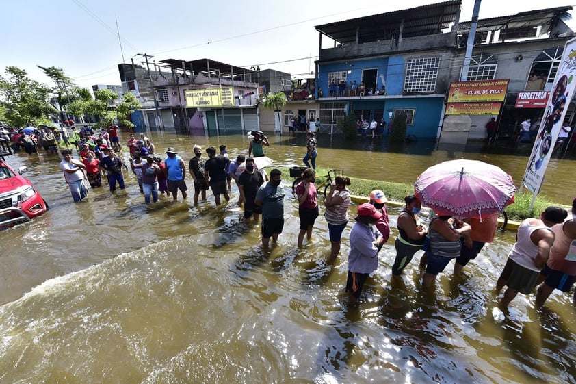 Damnificados forman filas de horas para recibir despensas en Tabasco