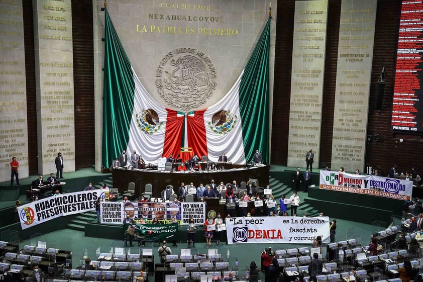 La Cámara de Diputados analiza el presupuesto de egresos ante protestas de distintos partidos opositores