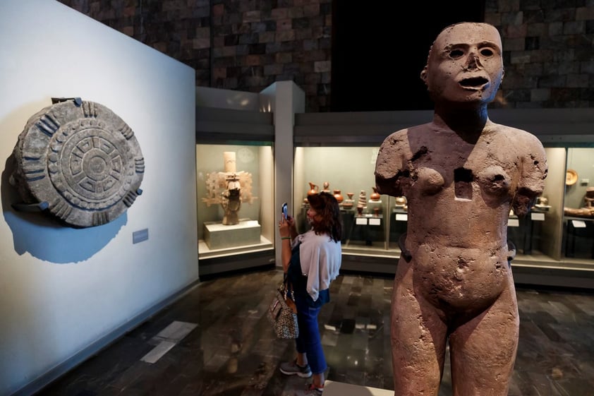 Sin embargo, para acceder al recinto, los visitantes tuvieron que pasar por un filtro sanitario que consiste en rociar a las personas con una solución de alcohol y agua, explicó Armando Arvide, subdirector de Seguridad de Patrimonio del Museo.